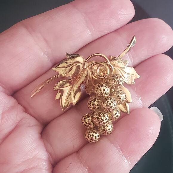 Vintage Filigree Grape Cluster and Leaves Brooch 12K Gold Filled Signed CC‎ - Picture 1 of 6
